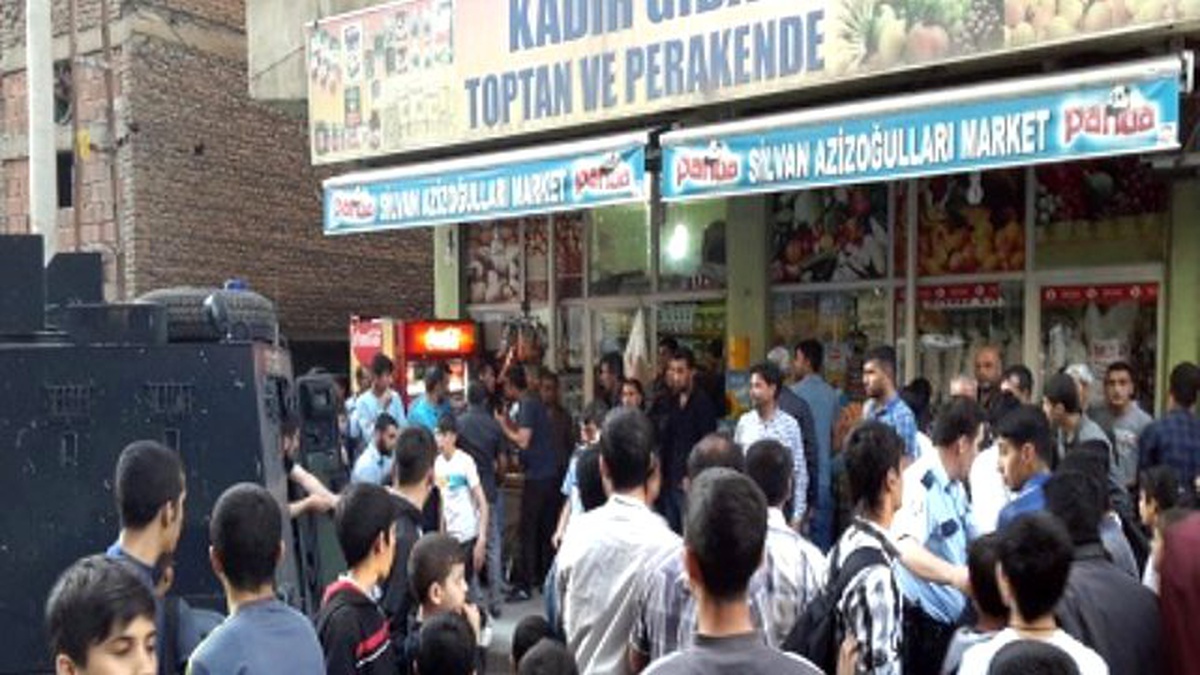 Öfkeli Kalabalık Sapıkla Birlikte Marketi de Yakacaktı