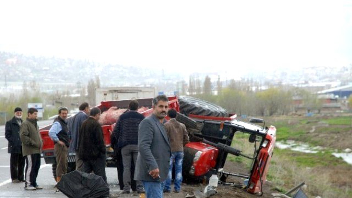 Otomobil, Emniyet Şeridinden Giden Traktöre Çarptı: 8 Yaralı
