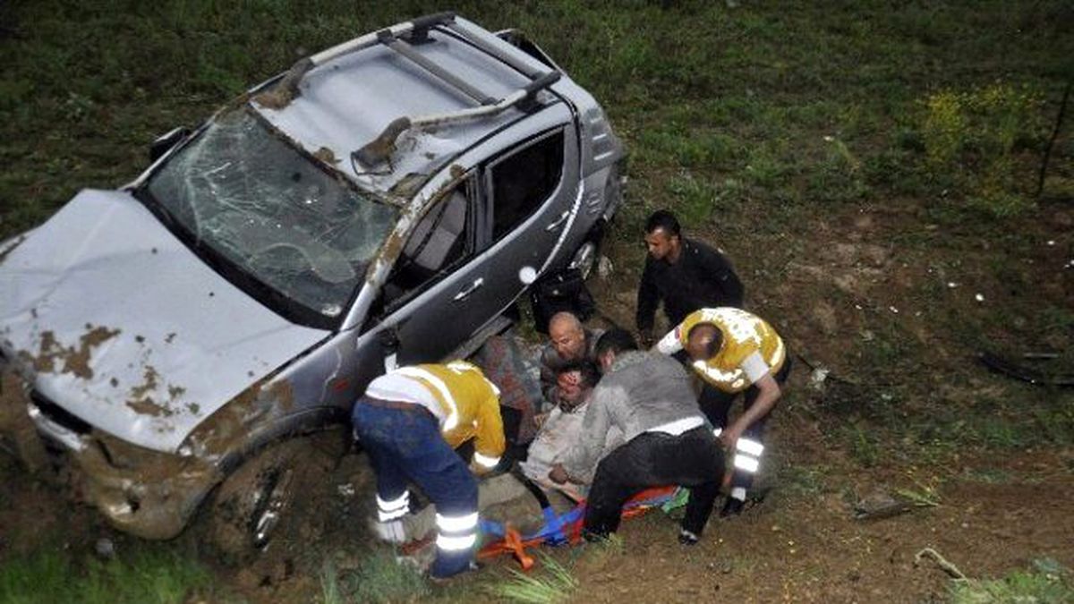 Otomobil Şarampole Devrildi: 1 Yaralı