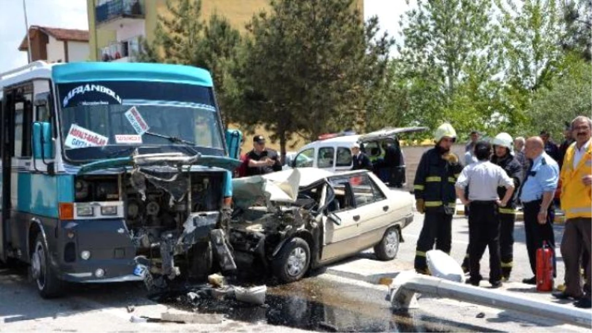 Otomobil Yolcu Minibüsüyle Çarpıştı: 15 Yaralı