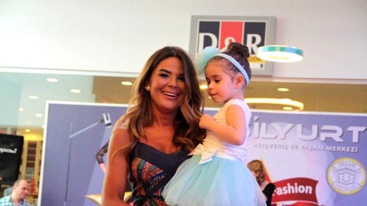 Özlem Yıldız Miniklerle Podyuma Çıktı