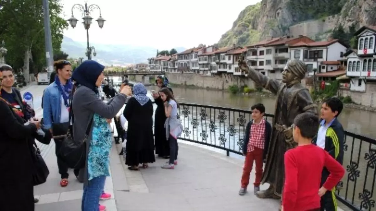 Selfie Yapan Şehzade Heykeline Yoğun İlgi