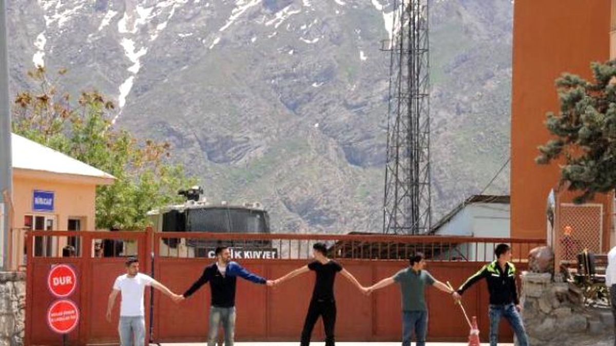 2 YPG\'linin Cenazesinde HDP\'lilerden El Ele Güvenlik Zinciri