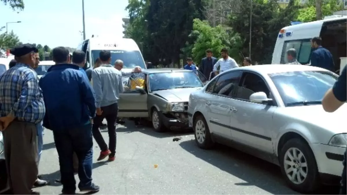 Adıyaman\'da, Zincirleme Trafik Kazası: 2 Yaralı