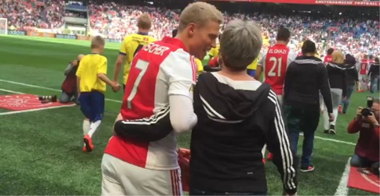 Ajax\'lı Oyuncular Maça Anneleriyle Çıktı