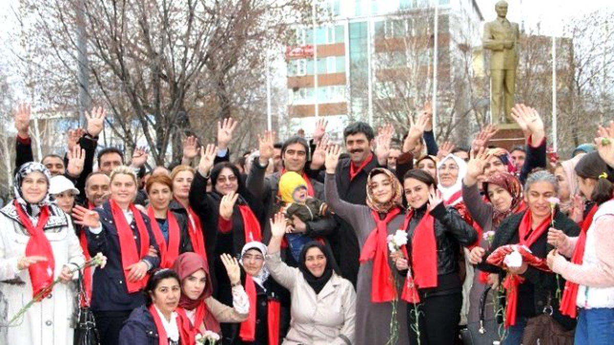 Ak Kadınlar Anneler Gününde Kadınlara Karanfil Dağıttı
