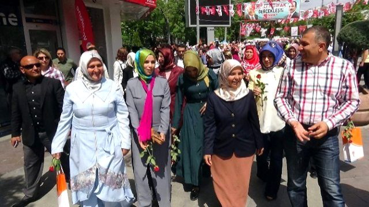 AK Parti Kadın Kollarından \'Anneler Günü\' Yürüyüşü