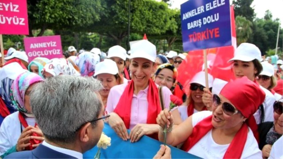 AK Parti\'li Kadınlardan "Anneler Günü" Yürüyüşü