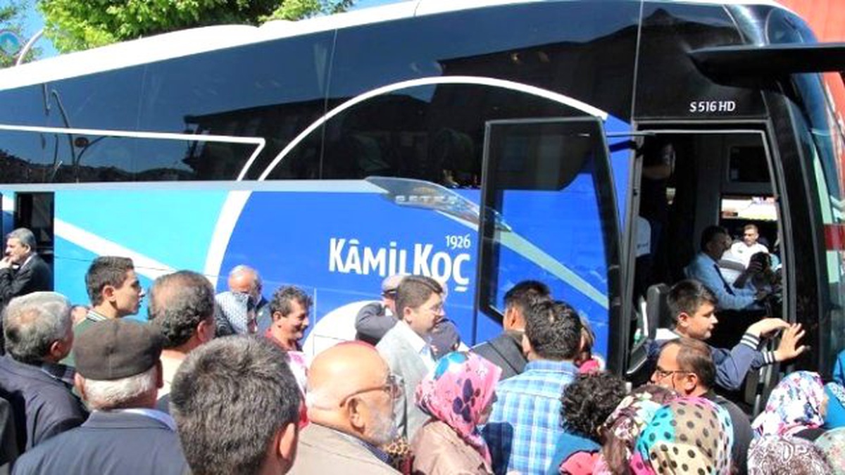 AK Parti Milletvekili Adayları Umre Kafilesini Dualarla Uğurladı