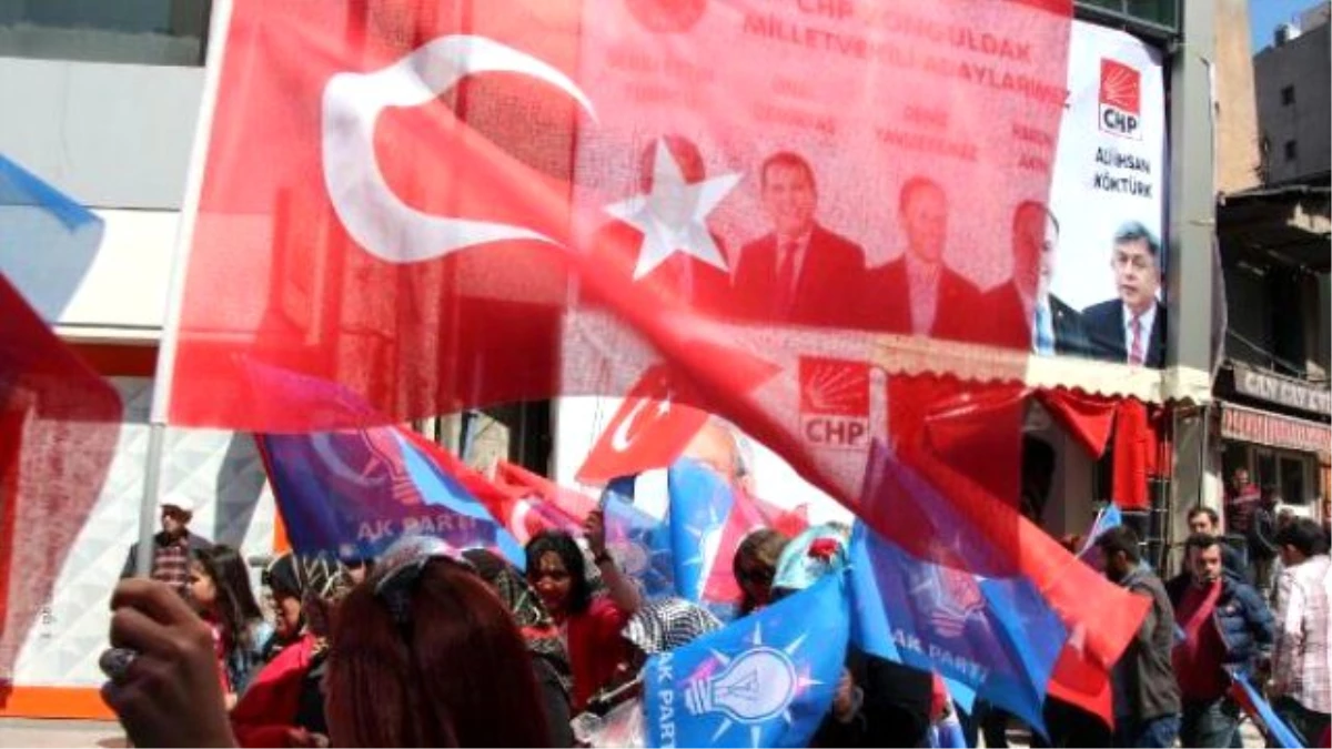 Ak Partili Milletvekili Adayları CHP\'lilere Karanfil Verdi