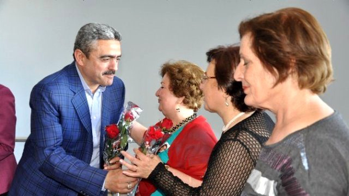Alıcık, Anneler Gününde Anne ve Anne Adaylarına Gül Hediye Etti