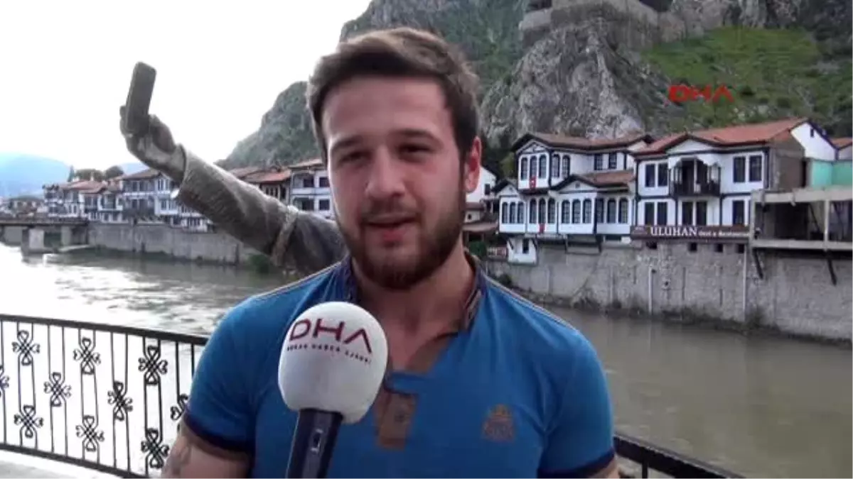 Amasya \'Selfie\' Çeken Şehzade Heykelinin Telefonunu Kırdılar