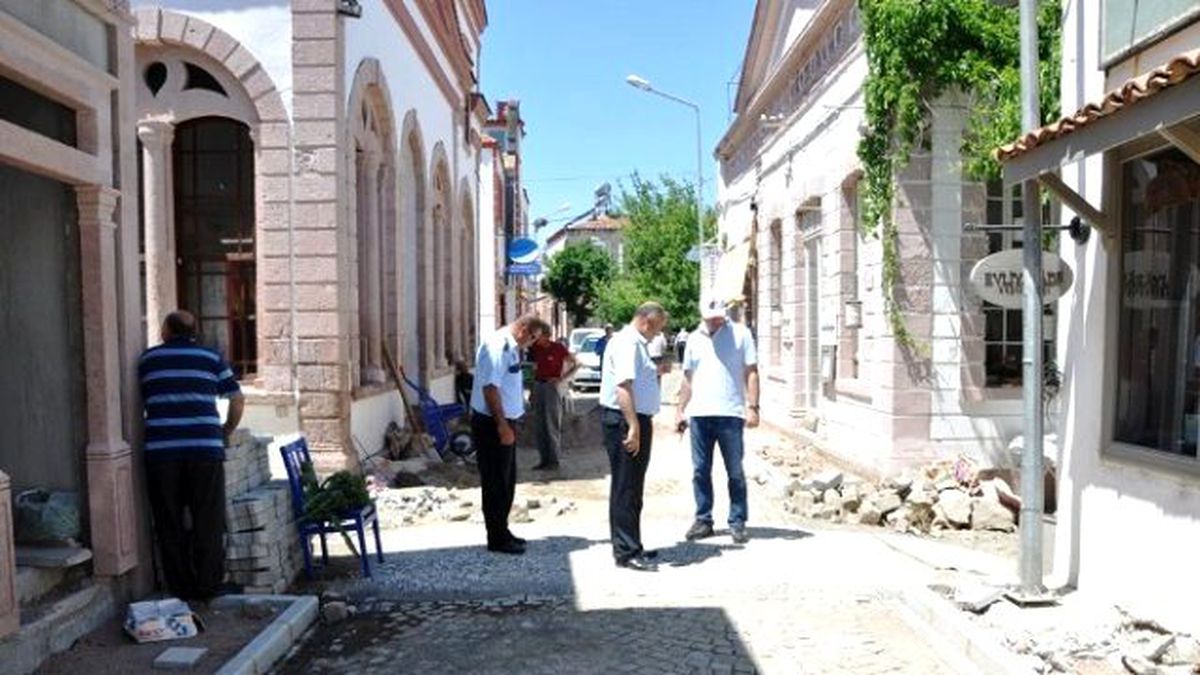 Ayvalık Belediye Başkanı Gençer Yol Onarım Çalışmalarını İnceledi