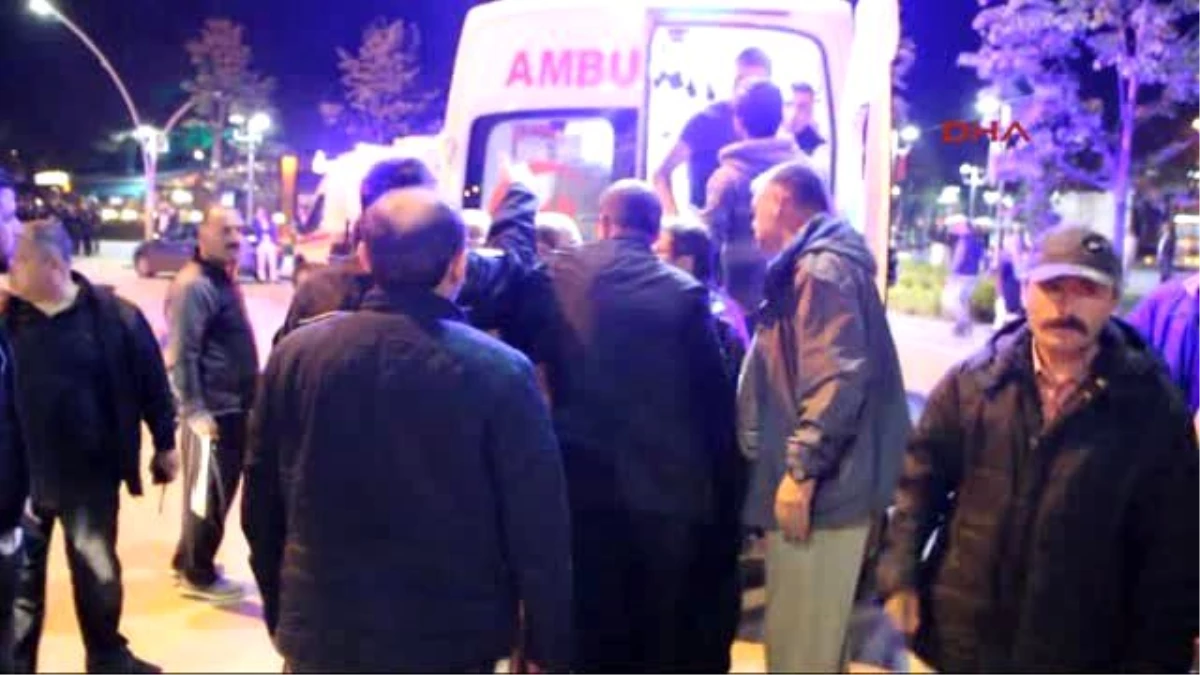 Bolu - Bayrak Asan Hdp\'liler Tartıştıkları 2 Kişiyi Bıçakla Yaraladı