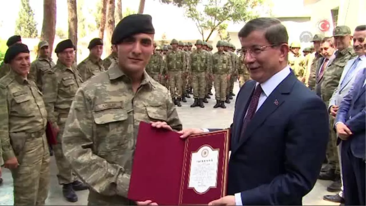 Davutoğlu, Bilekli Hudut Karakolu\'nda Askerlerle Yemek Yedi