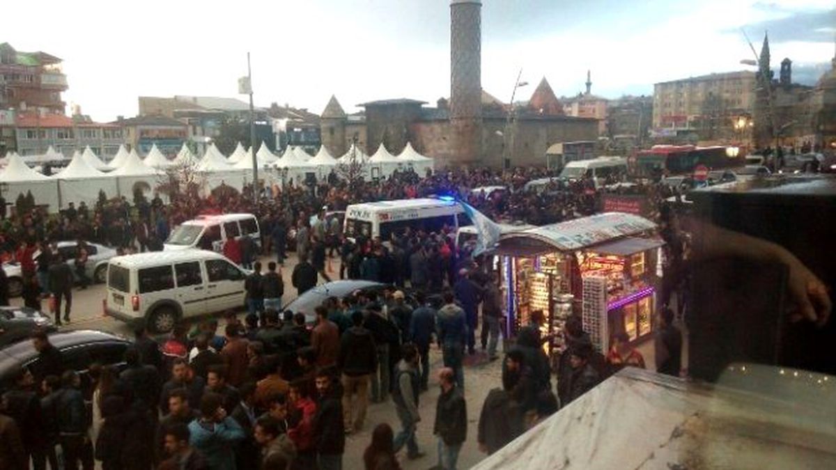 Erzurum\'da Hdp Seçim Otobüsüne Saldırı