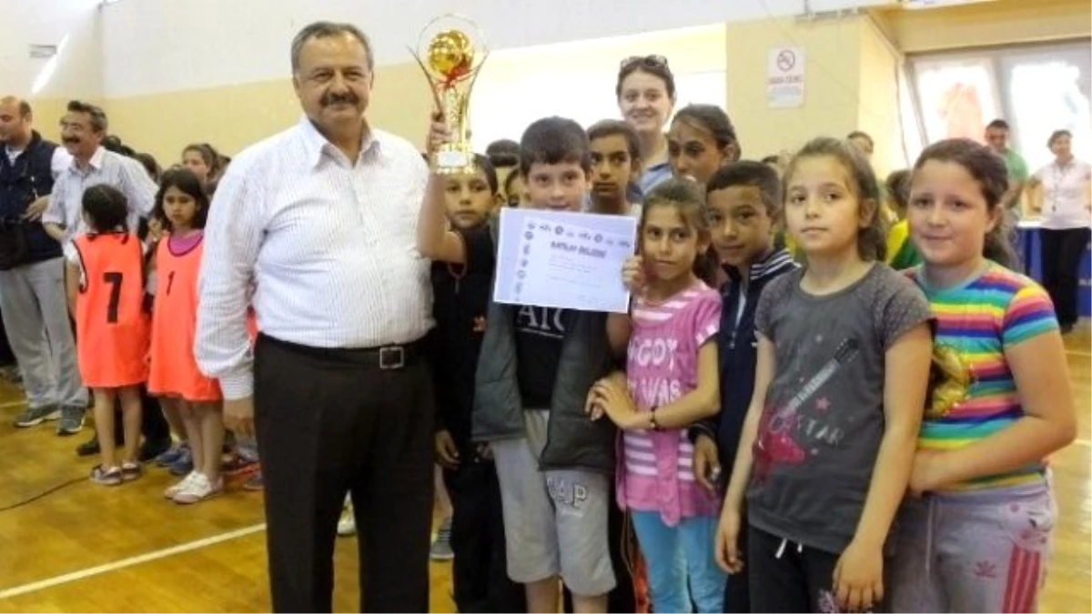 Burhaniye\'de Geleneksel Çocuk Oyunları Şenliği Yapıldı