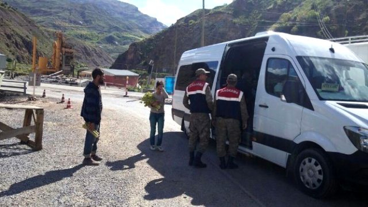 Jandarmanın Kontrol Noktası Geçim Kaynağı Oldu