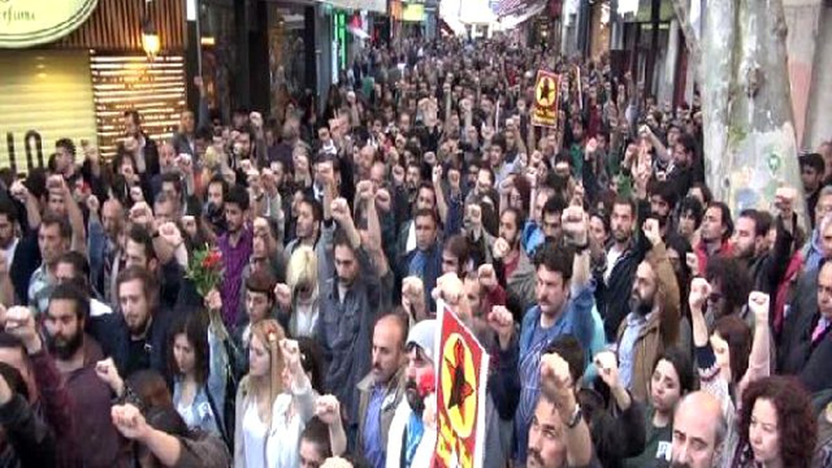 Kadıköy\'deki Öğretmen Cinayeti Gözyaşlarıyla Protesto Edildi
