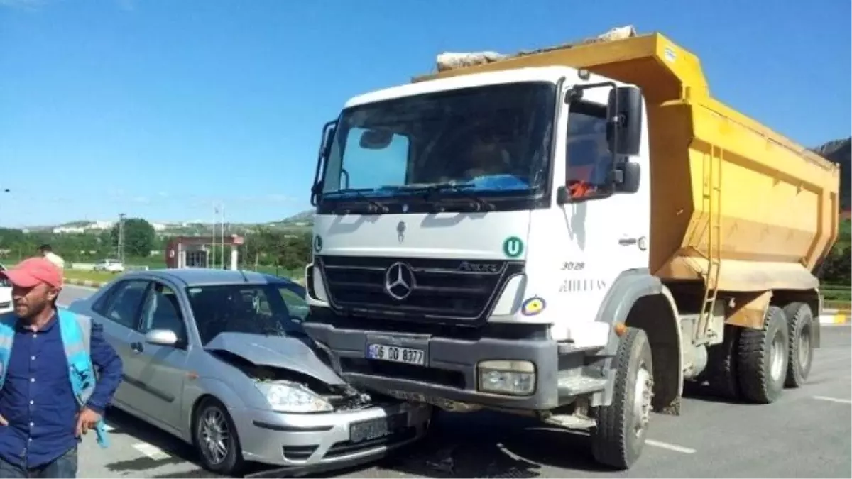 Kamyonun Altına Giren Otomobilden Yara Almadan Kurtuldu