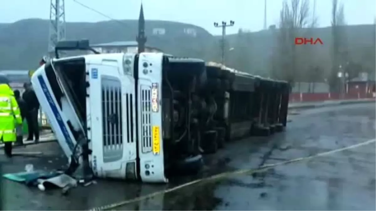 Kars Yola Savrulan Yeşil Variller Paniğe Neden Oldu