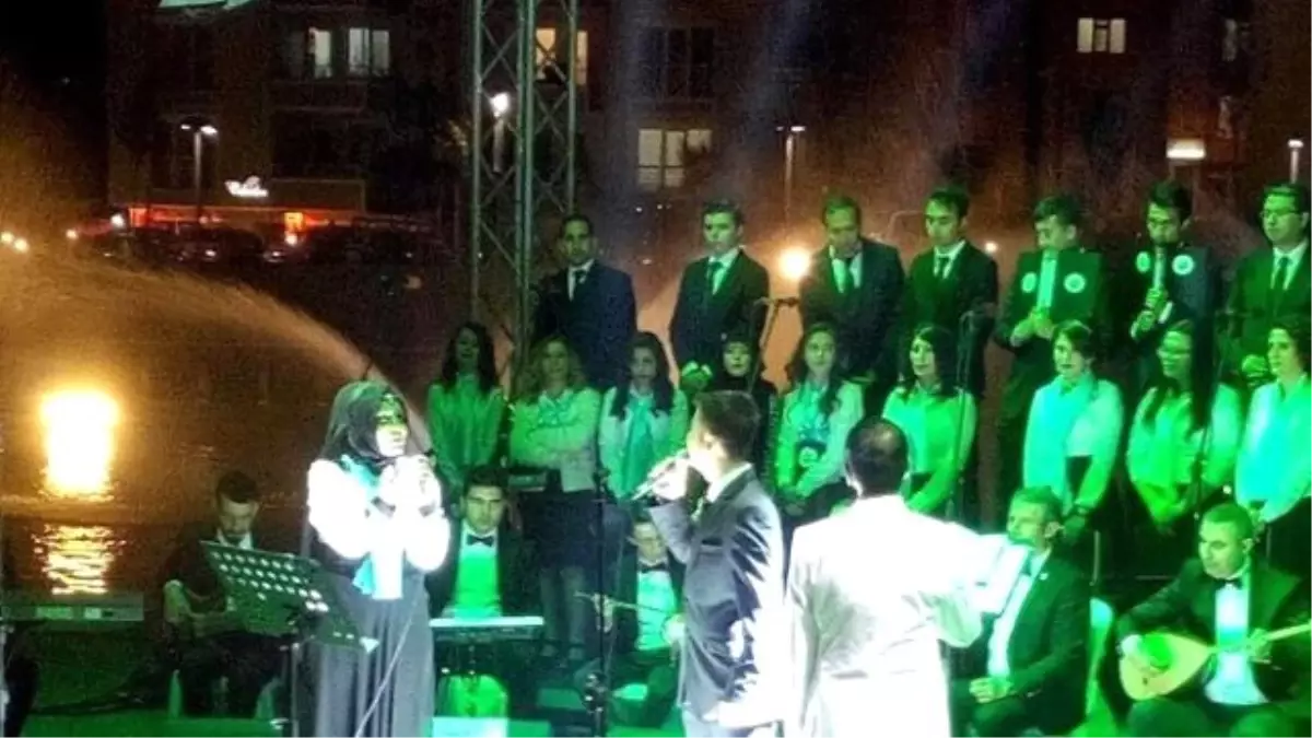 Kırşehir Belediyesi Aile Yaşam Merkezi Kursiyerlerinin Hazırladığı Halk Müziği Konserinde Bir İlk