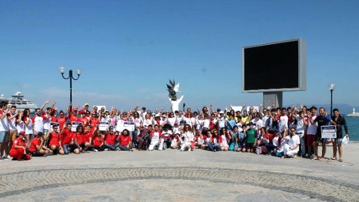 Kuşadası Sahilinde Temizlik Etkinliği