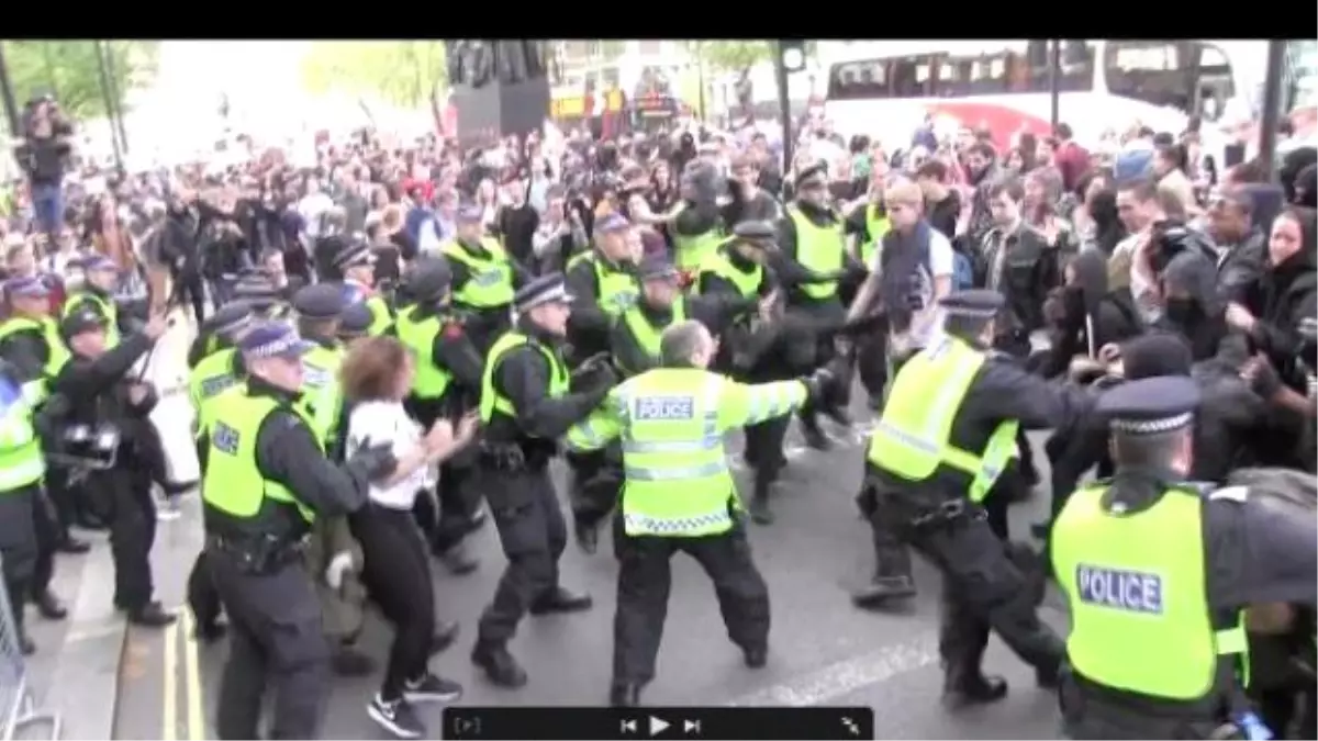 Londra\'da Protestoculara Polis Müdahalesi