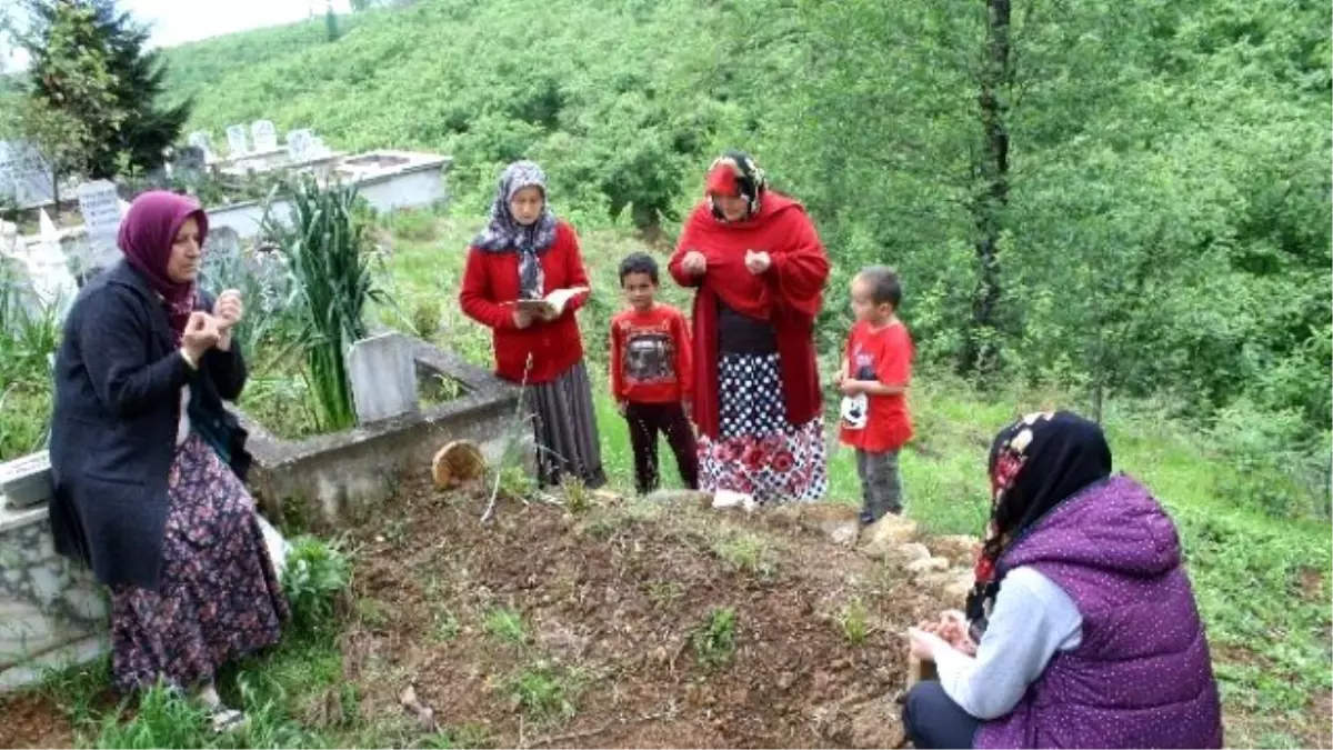 Mezar Başında Anneler Günü