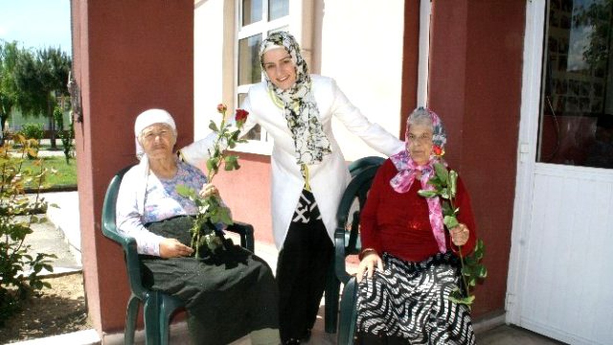 Saadet Partisi Milletvekili Adayı Özmekik\'ten Annelere Gül Hediyesi