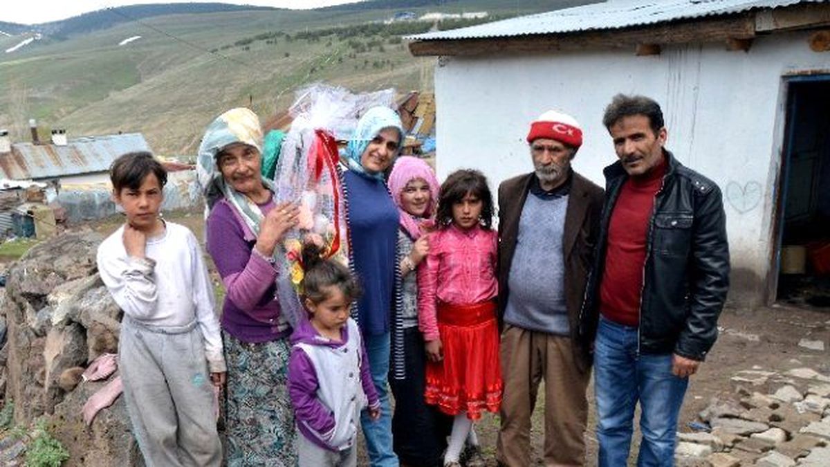 Sarıkamış\'ta Bedensel ve Zihinsel Engelli Anne Yılın Annesi Seçildi