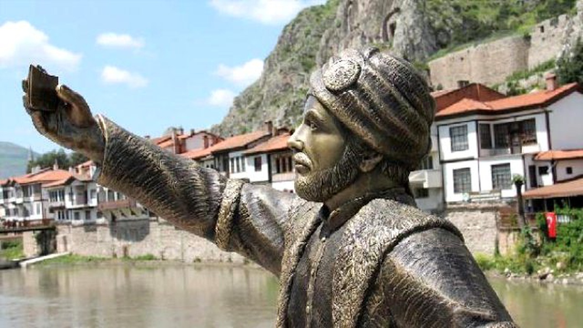Selfie\' Çeken Şehzade Heykelinin Telefonunu Kırdılar