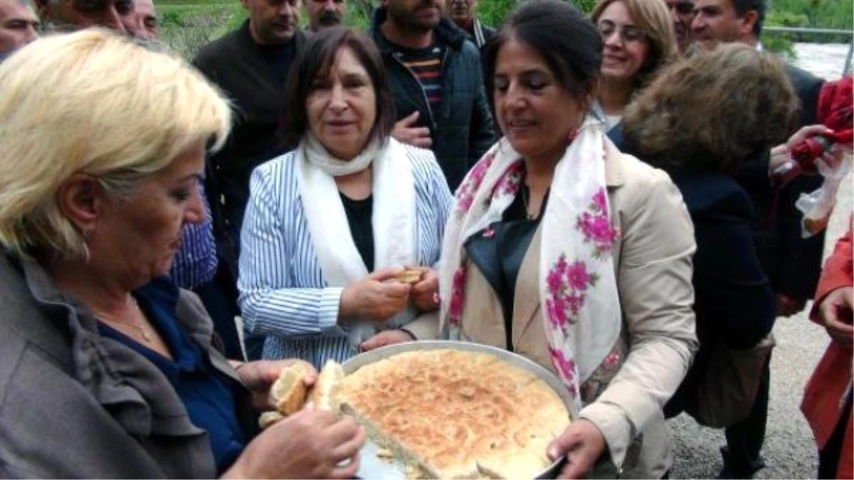 Selvi Kılıçdaroğlu, Anneler Günü\'nde Tunceli\'deki Annesinin Mezarını Ziyaret Etti