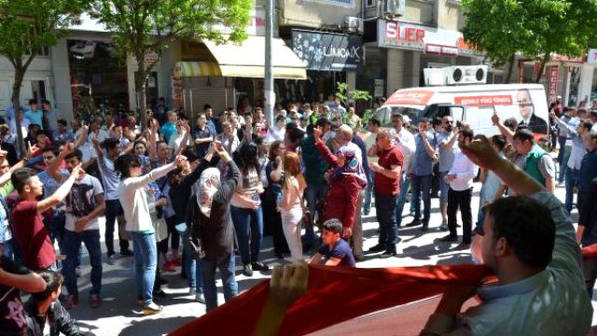 Soma\'da Yürek Yakan Yürüyüş! Madenci Eşi Bayıldı