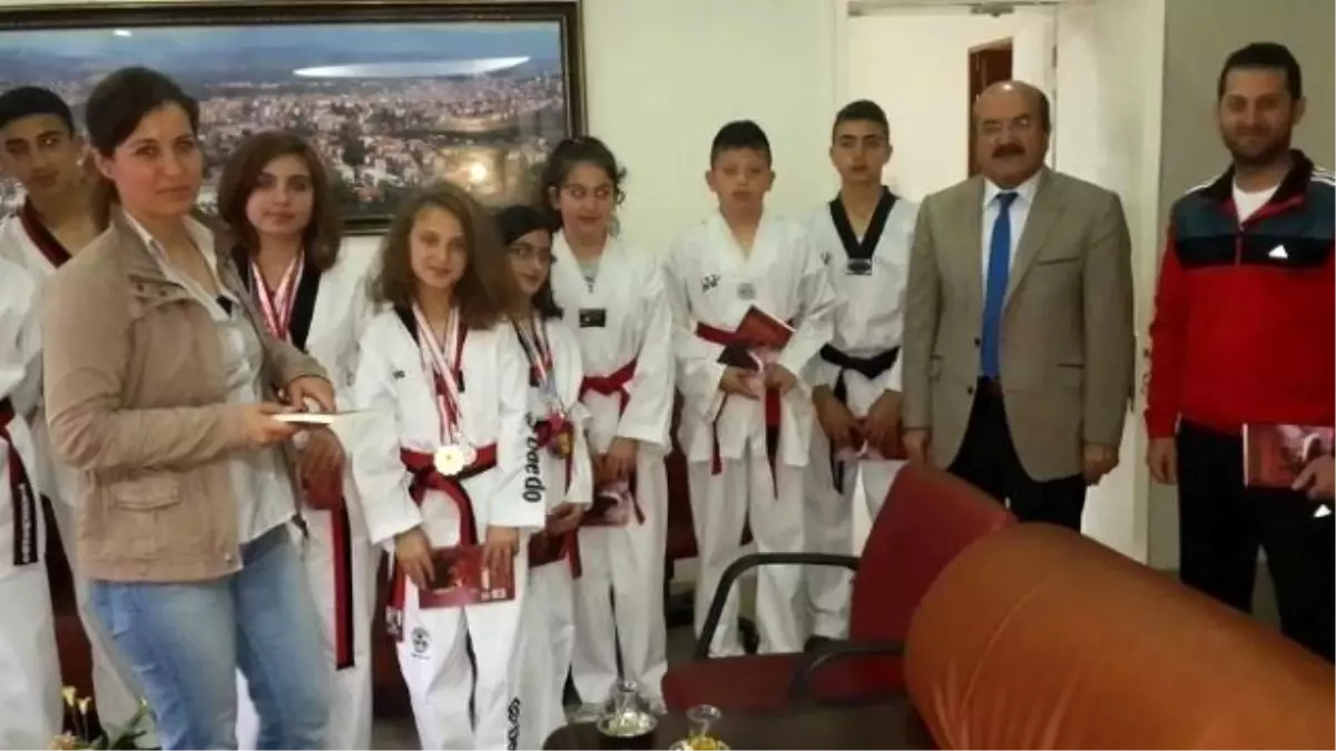 Taekwondoculardan Milli Eğitim Müdürlüğü\'ne Ziyaret