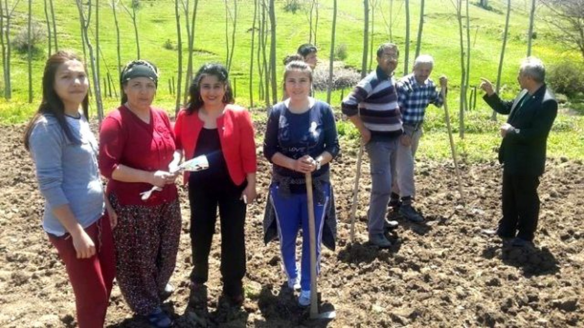 Tarlada Çalışan Kadınlara Anneler Günü Kutlaması