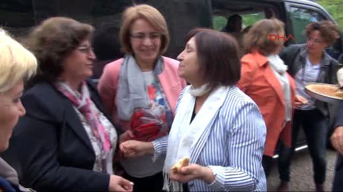 Tunceli Selvi Kılıçdaroğlu, Anneler Günü\'nde Tunceli\'deki Annesinin Mezarını Ziyaret Etti