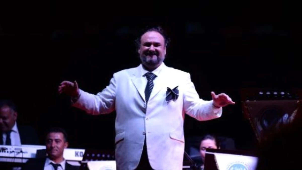 Türk Pavarotti Hakan Aysev\'den Mersin\'de Muhteşem Konser