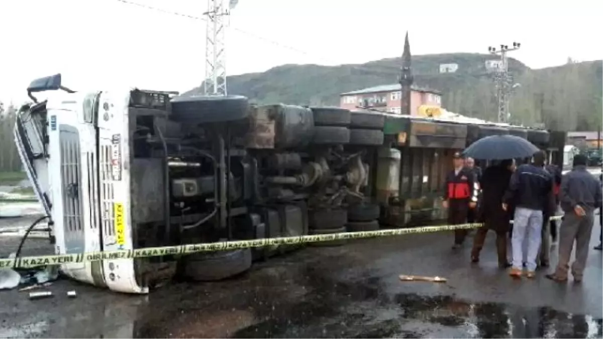 Yola Savrulan Yeşil Variller Paniğe Neden Oldu