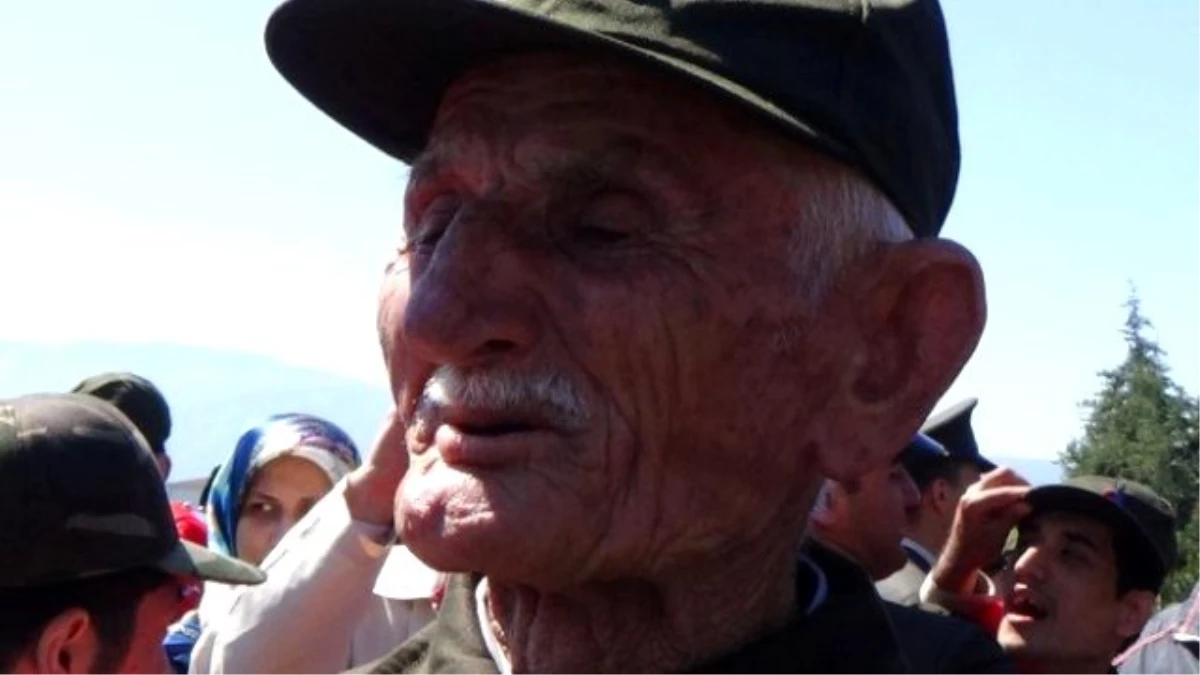 77 Yaşında Asker Oldu, Gözyaşlarına Boğuldu