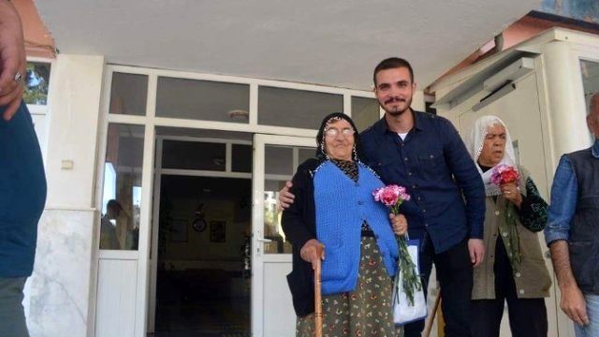 Ak Partili Gençler, Huzurevini Ziyaret Etti