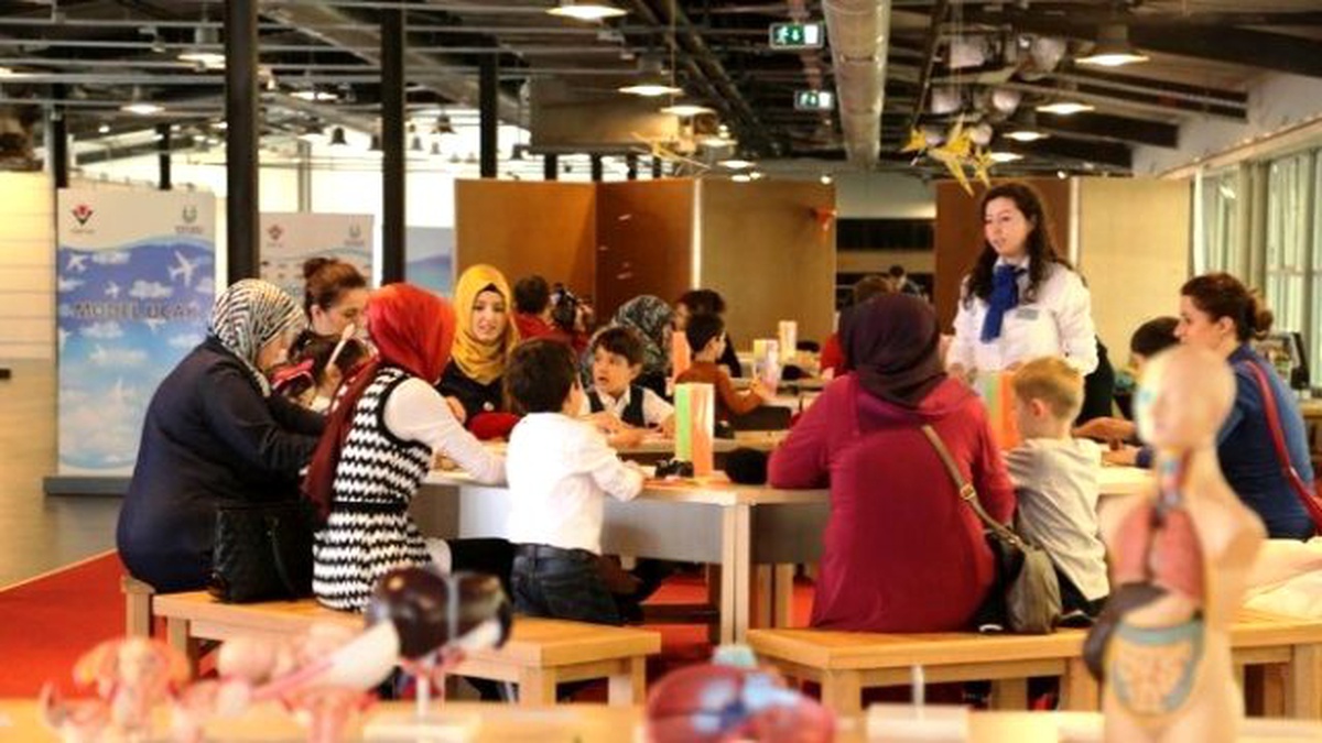Anneler Günü\'nü Bilim Merkezi\'nde Kutladılar
