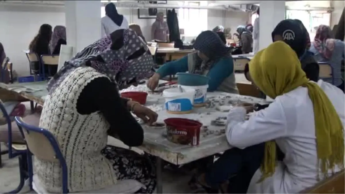 Atık Mermer Parçalarını Mozaik Tablolara Dönüştürüyorlar