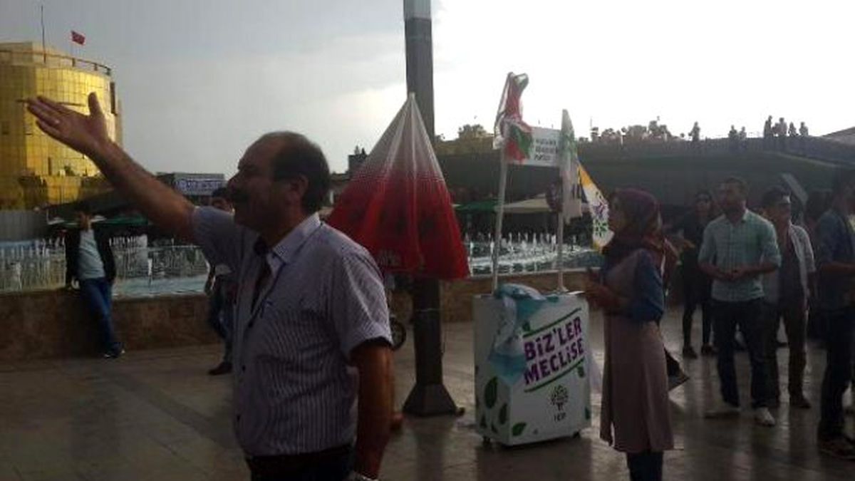 Aydın\'da Hdp Standı Önünde Tekme ve Yumruklu Kavga