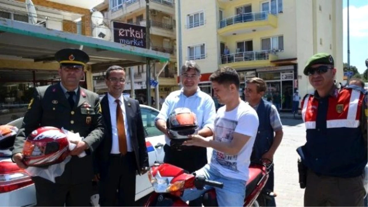 Ayvalık Belediyesi Motosiklet Sürücülerine Kask Dağıttı