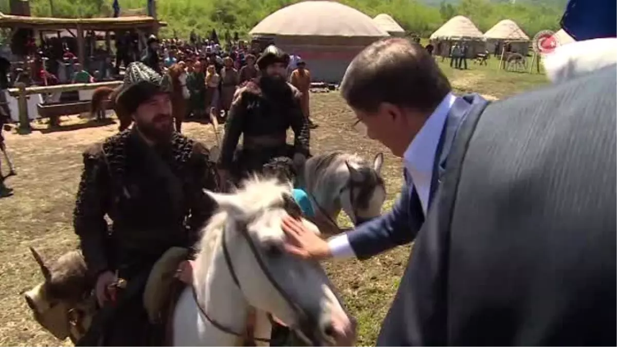 Başbakan Davutoğlu, "Diriliş Ertuğrul" Dizi Setini Ziyaret Etti (1)