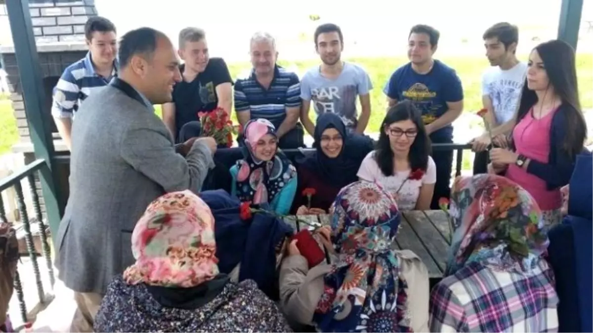 Başkan Özaltun, Karanfil Uzattığı Annelerin Gününü Kutladı