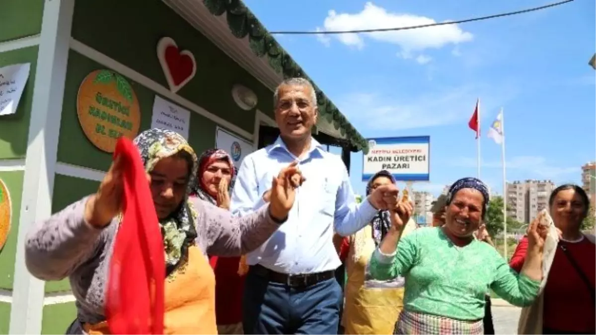 Başkan Tarhan, Kadın Üretici Pazarı\'nda Annelerle Halay Çekti