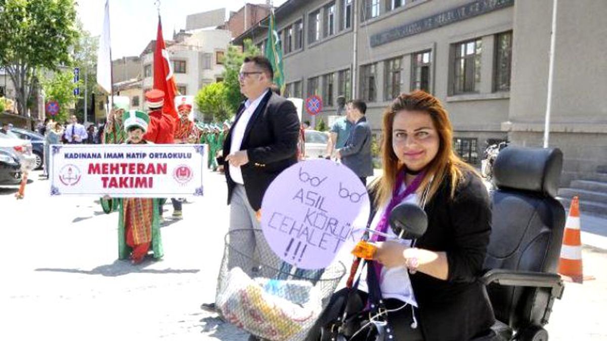 Belediye Başkanı Engelli Bastonuyla Yürümeye Çalıştı