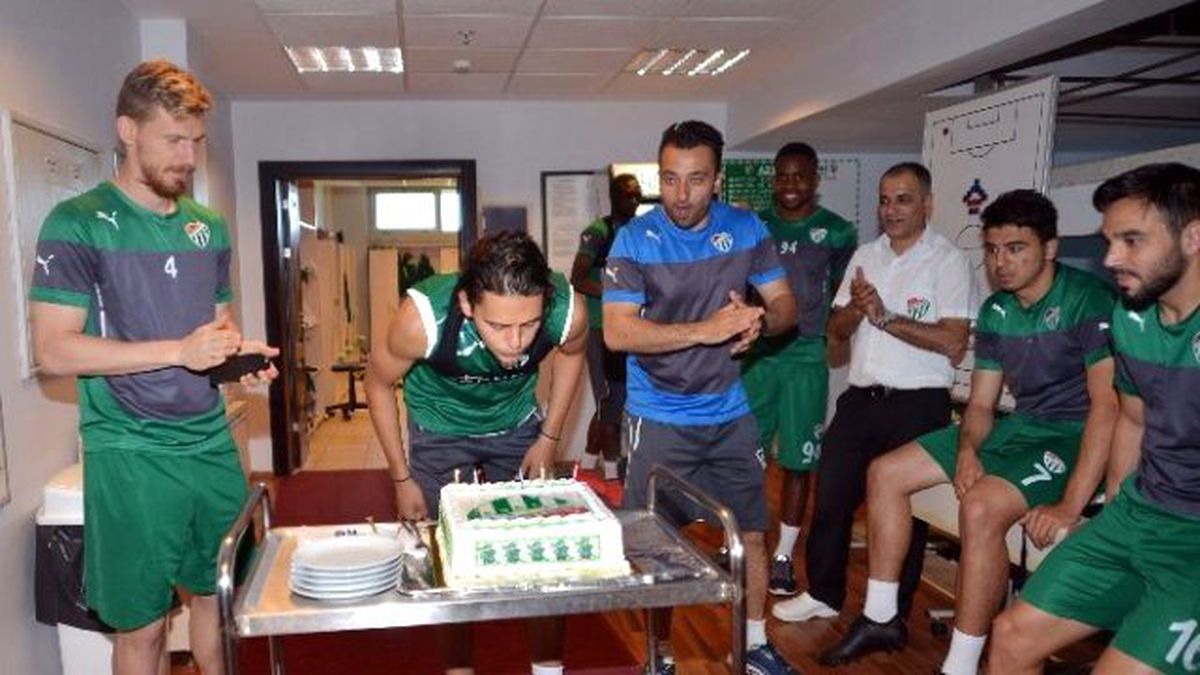Enes Ünal\'a Doğum Günü Sürprizi